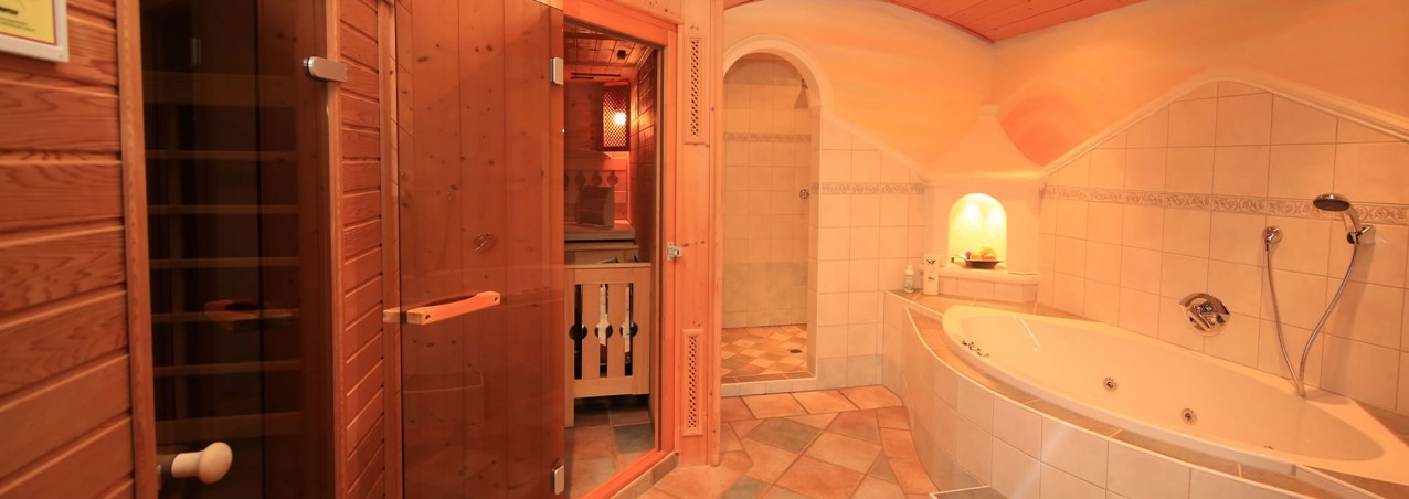 Wellnessbereich mit Sauna, Whirlpool, Solarium etc. in Ferienhaus Alpenperle, Ramsau