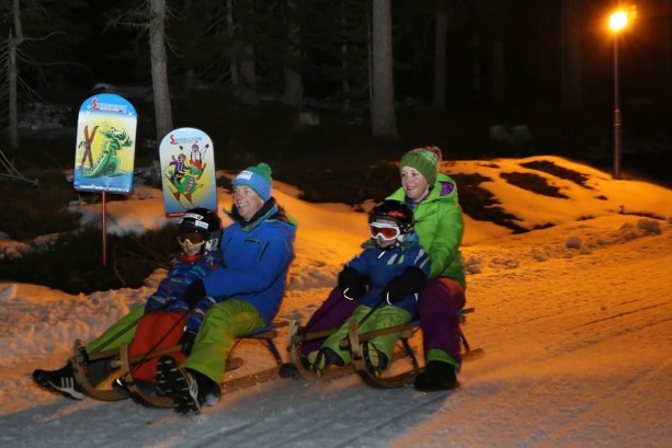 Familie beim Nachtrodeln am Rittisberg - © Photo-Austria HP Steiner