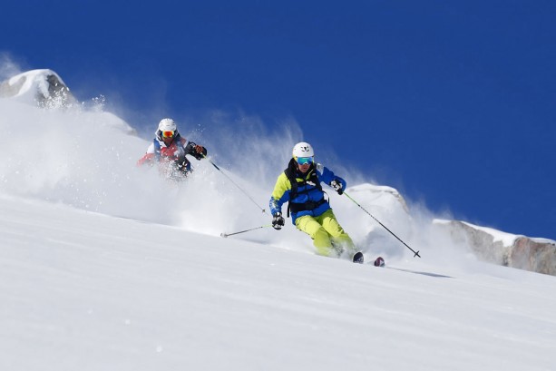 Skifahrer auf der Skipiste in Ramsau am Dachstein - © Photo-Austria HP Steiner